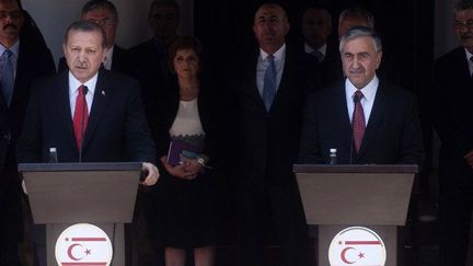 Le président turc Erdogan a «maudit» les auteurs de l'attentat de Suruç depuis Chypre, où il se trouvait en visite chez le dirigeant chypriote-turc Mustafa Akinci, le 20 juillet 2015. (IAKOVOS HATZISTAVROU / AFP)