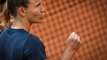 Fiona Ferro s'est qualifiée pour les huitièmes de finale à Roland-Garros, ce samedi 3 octobre.  (ANNE-CHRISTINE POUJOULAT / AFP)