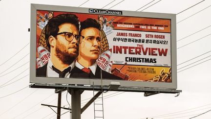 Une affiche du film "The Interview" &agrave; Los Angeles (&Eacute;tats-Unis), le 19 d&eacute;cembre 2014. (GETTY IMAGES NORTH AMERICA / AFP)