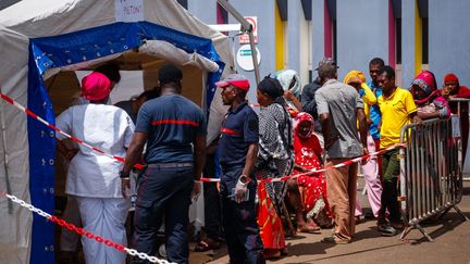 Des Mahorais font la queue devant l'hôpital de Mamoudzou, le seul de l'archipel avant l'installation d'un hôpital de campagne, en attente de se faire soigner, le 18 décembre 2024. (DIMITAR DILKOFF / AFP)