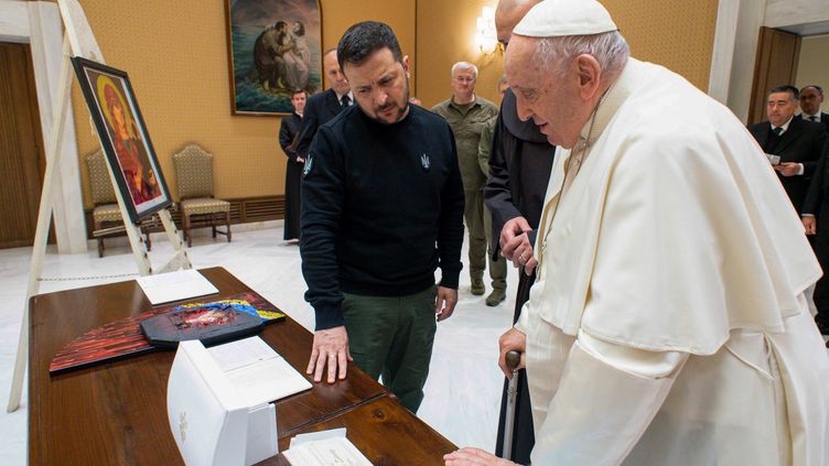 Le pape François reçoit le président ukrainien Volodymyr Zelensky, le 13 mai 2023, au Vatican. (HANDOUT / VATICAN MEDIA / AFP)