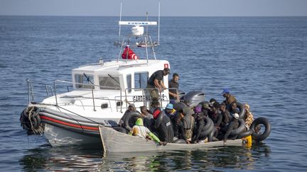 Un bateau de sauvetage au large de la Tunisie, le 30 octobre 2022. (YASSINE GAIDI / ANADOLU AGENCY / AFP)