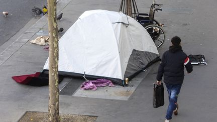 La tente d'une personne sans-abri, à Paris, le 30 septembre 2022.&nbsp; (VINCENT ISORE / MAXPPP)