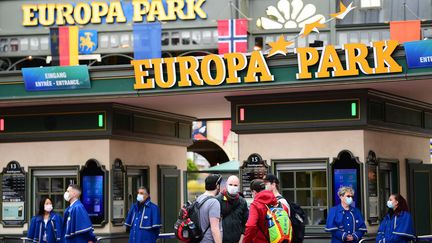 Des visiteurs à l'entrée du parc Europa Park, à Rust (Allemagne), le 21 mai 2021. (SEBASTIEN BOZON / AFP)