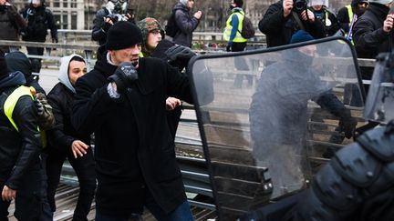 L'ancien boxeur Christophe Dettinger face aux forces de l'ordre, le 5 janvier 2019 à Paris. (MARION VACCA / HANS LUCAS / AFP)