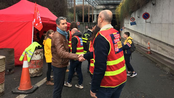 Le député insoumis François Ruffin et les grévistes de l'incinérateur d'Issy-les-Moulineaux (Hauts-de-Seine), le 22 mars 2023. (MARINE CARDOT / FRANCEINFO)