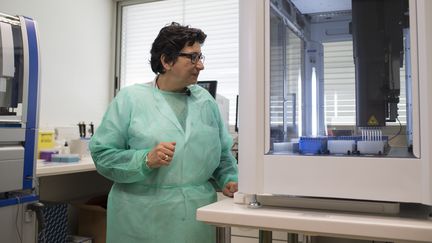 Le docteur Annie Lévy-Mozziconacci, dans son laboratoire de génétique de l'hôpital Nord de Marseille, en mars 2018. (BERTRAND LANGLOIS / AFP)