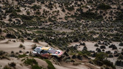 Stéphane Peterhansel (Peugeot) sur les routes de Bolivie (ERIC VARGIOLU / E.V.A.)