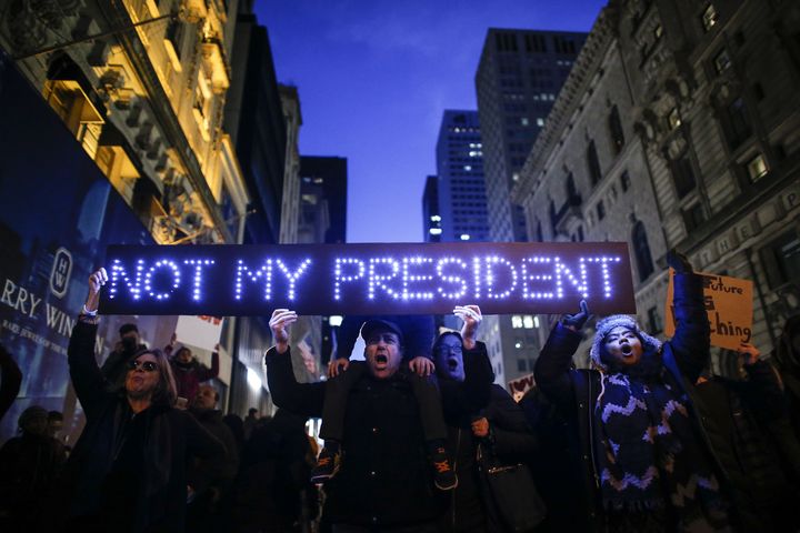 Manifestation contre le président-élu Donald Trump en face de la Trump Tower à New York (Etats-Unis), le 12 novembre 2016.&nbsp; (KENA BETANCUR / AFP)