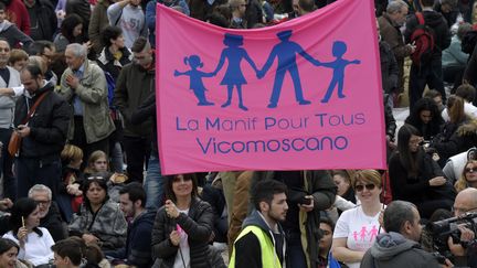 Des manifestants brandissent une banderole "Manif pour tous" contre le mariage pour personnes de même sexe lors d'une manifestation à Rome, au Cirque Maxime, le 30 janvier 2016.&nbsp; (ANDREAS SOLARO / AFP)