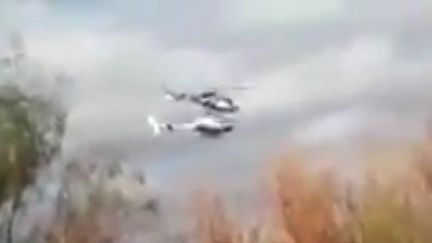 Capture d'&eacute;cran des deux&nbsp;Ecureuil fabriqu&eacute;s par Airbus Helicopters avant la collision &agrave;&nbsp;Villa Castelli, r&eacute;gion de&nbsp;La Rioja, Argentine, le 9 mars 2015 (JOSE ALAMO /  RADIO 7 / SIPA)