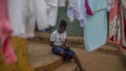 Selon l'ONU, qui classe le Mozambique à la 127e place sur l'index des inégalités hommes-femmes, près de la moitié des jeunes filles sont mariées avant leur majorité. Et 22% sont victimes de violences, dont beaucoup au domicile conjugal. Selon l'Unicef, trois quarts des Mozambicains font appel à des tribunaux populaires, notamment pour régler les affaires de violences sexuelles. &nbsp; (ALFREDO ZUNIGA / AFP)