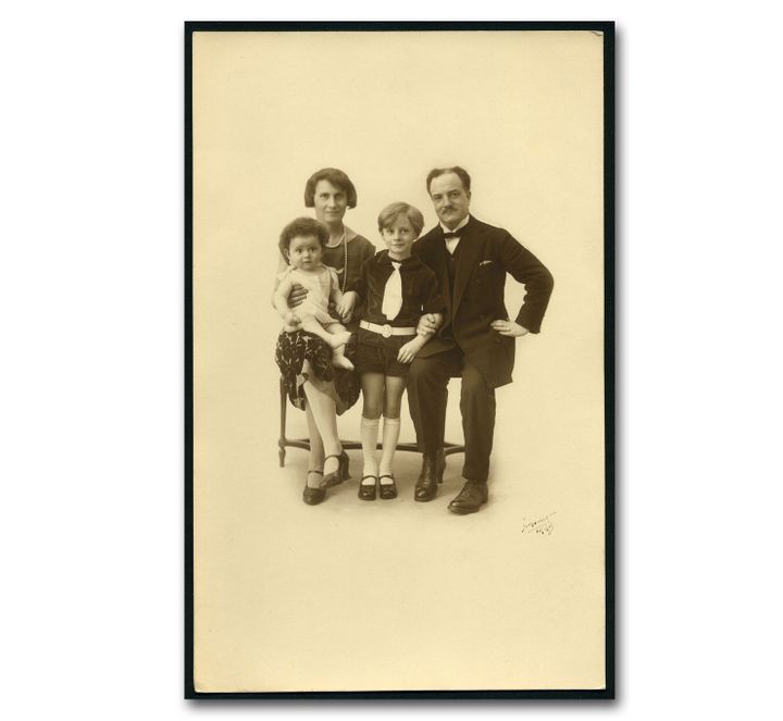 Stanislas, Anna, Claude et René Goscinny Paris, 12 février 1927 (photo Simonet) 
 (Anne Goscinny. Prêt de l’institut René Goscinny)