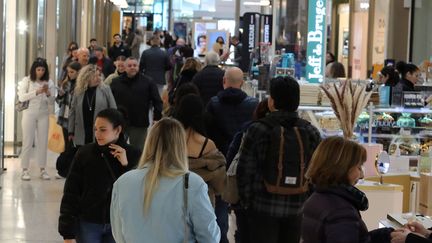 Des clients fréquentent le centre commercial Cap 3000 sans masque à Saint-Laurent-du-Var, le 14 mars 2022. (CYRIL DODERGNY / MAXPPP)