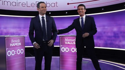 Les deux finalistes de la primaire de la gauche, Benoît Hamon et Manuel Valls, lors du débat de l'entre-deux-tours, le 25 janvier 2017 sur France 2. (MAXPPP)