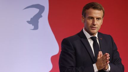 Emmanuel Macron sur le voile : "la laïcité, ça ne veut pas dire que la société doit effacer toute trace de religion"