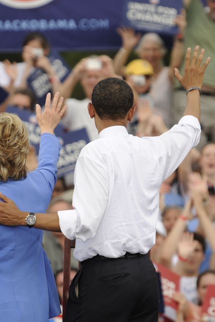 Hillary Clinton et son ancien rival des primaires démocrates, Barack Obama, lors d'un meeting&nbsp;commun&nbsp;à Unity (Etats-Unis), le 27 juin 2008 (EMMANUEL DUNAND / AFP)