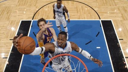 La star du Magic Dwight Howard dominateur face à Pau Gasol