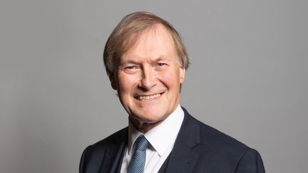 Une photo non datée du député conservateur David Amess posant au Parlement, à Londres (Royaume-Uni). (RICHARD TOWNSHEND / UK PARLIAMENT / AFP)