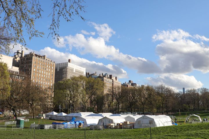 Un hôpital de campagne, installé sur les pelouses de Central Park (New York, Etats-Unis) pour faire face à l'épidémie de coronavirus, le 9 avril 2020.&nbsp; (WILLIAM VOLCOV / BRAZIL PHOTO PRESS / AFP)