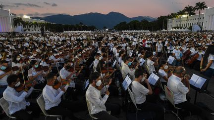 Les musiciens du Système national d'orchestres pour la jeunesse du Venezuela, surnommé "El Sistema", battent le record du monde du plus grand orchestre, le 13 novembre 2021 à Caracas (Venezuela). (FEDERICO PARRA / AFP)