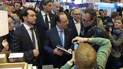 François Hollande au Salon du Livre (21 mars 2015)
 (photo Laurence Houot / Culturebox / France Télévisions)