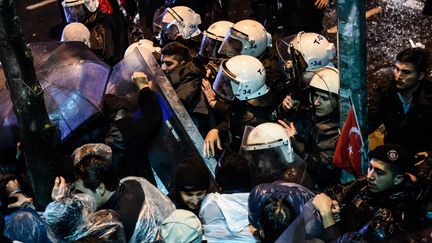 La&nbsp;police turque disperse des manifestants devant le siège du journal "Zaman", à Istanbul (Turquie), le 5 mars 2016. (OZAN KOSE / AFP)