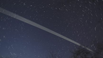 Une multitude de points lumineux ont été observés dans le cadre de la mission Starlink de SpaceX. (CHRISTIAN BRUNA / MAXPPP)