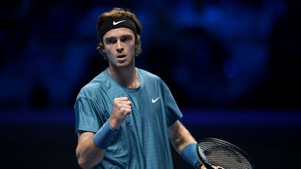 Andrey Rublev rencontre Stefanos Tsitsipas lors des ATP Finals à Turin. (MARCO BERTORELLO / AFP)