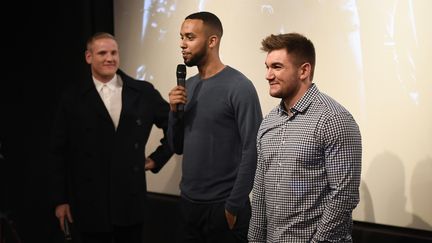 Anthony Sadler, Alek Skarlatos et Spencer Stone sont réunis à Paris le 29 janvier 2018 pour la diffusion du film "Le 15h17 pour Paris", récit de l'attaque déjouée du Thalys. (LIONEL BONAVENTURE / AFP)