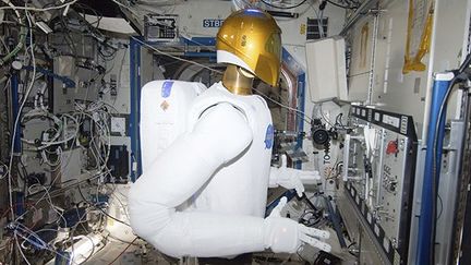 Cet astronaute androïde est né du Programme Robonaut, une collaboration entre la NASA, la DARPA et General Motors.
 
Sa mission est d'aider les spationautes en apesanteur quand ils effectuent leurs sorties extravéhiculaires. (REUTERS / NASA / Handout)