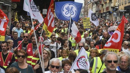 Des milliers de personnes ont défilé dans les rues de Belfort pour dénoncer le plan de suppression d'emplois de General Electric, le 22 juin 2019. (SEBASTIEN BOZON / AFP)