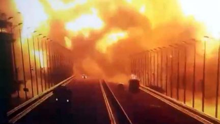 L'explosion&nbsp;sur le pont de Kertch, en Crimée, filmée par une caméra de vidéosurveillance, le 8 octobre 2022. (SECURITY CAMERA / ANADOLU AGENCY / AFP)