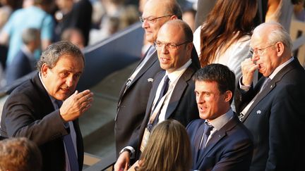 Manuel Valls avec Michel Platini, lors de la finale de la Ligue des champions &agrave; Berlin (Allemagne), le 6 juin 2015. (FABRIZIO BENSCH / REUTERS)