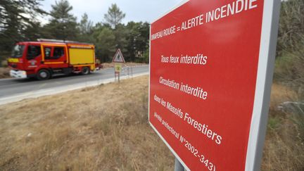 Un camion de pompier devant un panneau de prévention contre les incendies, dans le Sud de la France, en Août 2017. (Photo d'illustration) (VALERY HACHE / AFP)