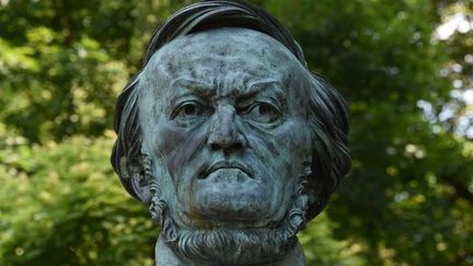 Le buste de Wagner qui accueille les spéctateurs à l'extérieur du Théâtre de Bayreuth
 (Christof STACHE / AFP)