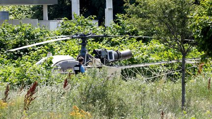 L'hélicoptère utilisé par les braqueurs, le 1er juillet 2018 à Gonesse (Val-d'Oise). (GEOFFROY VAN DER HASSELT / AFP)