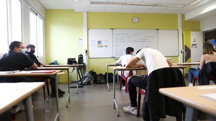 Des collégiens passent l'épreuve de français du diplôme national du brevet, le 28 juin 2021, à Neuville-du-Poitou (Vienne). (MAXPPP)