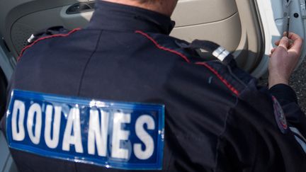 Un agent des douanes, à Lyon, en mars 2015.&nbsp; (NICOLAS LIPONNE / CITIZENSIDE / AFP)