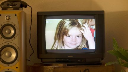 Le visage de la petite Madeleine McCann, appelée plus simplement "Maddie", apparaît à la télévision allemande, le 16 octobre 2013. (JOHANNES EISELE / AFP)