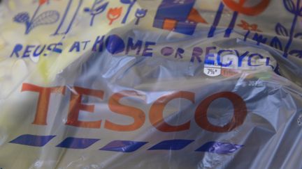 Un sac plastique dans un supermarché Tesco au Royaume-Uni, en avril 2015. (JONATHAN NICHOLSON / NURPHOTO / AFP)