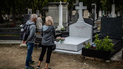 Des anonymes observent la tombe qui accueillera la dépouille de Jacques Chirac, vendredi 27 septembre 2019 au cimetière du Montparnasse, à Paris. (MARTIN BUREAU / AFP)