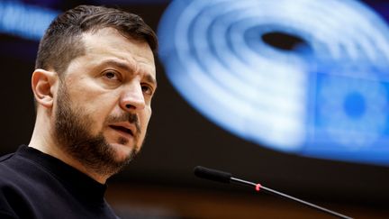 Le président ukrainien Volodymyr Zelensky prononce un discours au Parlement européen le 9 février 2023 à Bruxelles. (KENZO TRIBOUILLARD / AFP)