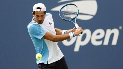 Pour son premier match sur le circuit ATP, le Français Titouan Droguet s'est offert le 20e mondial, Lorenzo Musetti, à l'occasion du premier tour de l'US Open, le 28 août 2023. (SARAH STIER / AFP)