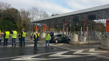 Des "gilets jaunes" au péage de Biriatou, à la frontière franco-espagnole, le 1er décembre 2018 (illustration) (VALÉRIE MENUT / FRANCE-BLEU PAYS BASQUE)