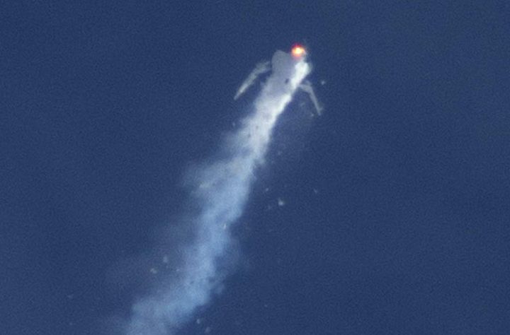 Le vaisseau spatial SpaceShipTwo explose en vol, le 31 octobre 2014, dans le d&eacute;sert de Mojave (Etats-Unis).&nbsp; (REUTERS    )