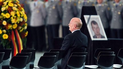 L'ex-ministre allemand de la Défense P. Struck lors de la cérémonie après la mort de 4 soldats en Afghanistan (10-6-03) (AFP - DDP - Henning Kaiser)