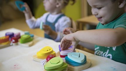 Des enfants jouent à la crèche de l'hôpital Saint-Louis, à Paris, en octobre 2018. (THOMAS SAMSON / AFP)