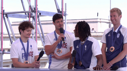 Dimanche 4 août, l’équipe de France de fleuret a remporté la médaille de bronze aux Jeux olympiques de Paris. Les fleurettistes Enzo Lefort, Maximilien Chastanet, Julien Mertine et Maxime Pauty ont été invités sur le plateau du 13 Heures pour revenir sur cette victoire. (France 2)