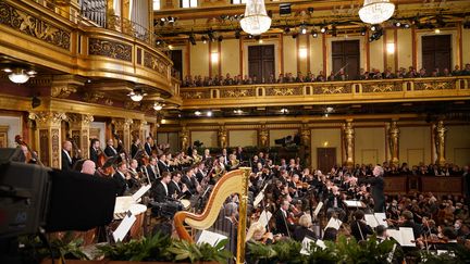 Les musiciens de l'Orchestre philharmonique de Vienne se produisent lors de la répétition finale du concert du Nouvel An 2023 dans le Golden Hall du Musikverein à Vienne, en Autriche, le 30 décembre 2022. (ROMAN ZACH-KIESLING / APA-PICTUREDESK)